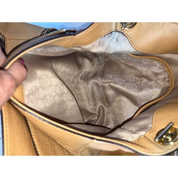 MICHAEL KORS, CAMEL PEBBLED LEATHER SHOULDER BAG WITH CHARM - Picture 15 of 16